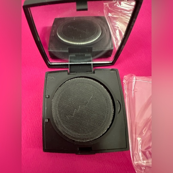THE MAXIMUM MAX - Natural Beige Press Powder Compact with mirror! Net wt… - Picture 4 of 5